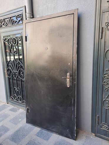 işlenmiş qapılar: Demir qapi 2eded 205/95sm
100azn biri
Qarayev 8382 leli