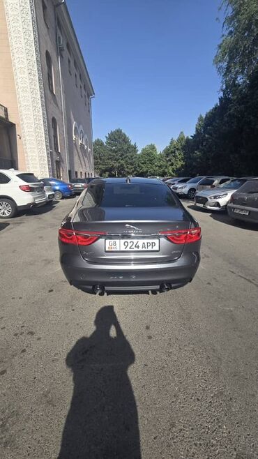 спортивные машины: Автомобиль Jaguar XF седан в сером цвете. Модель оснащена люком на
