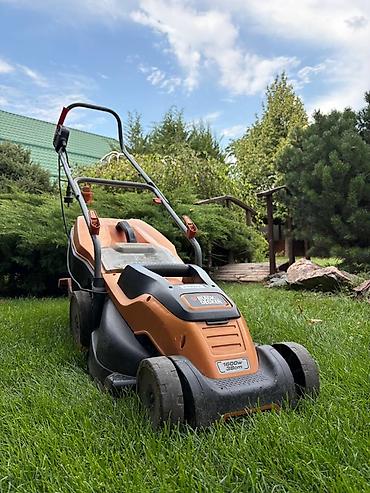 черные часы: Электрическая газонокосилка Black+Decker 1600W, ширина кошения 38 см — 1