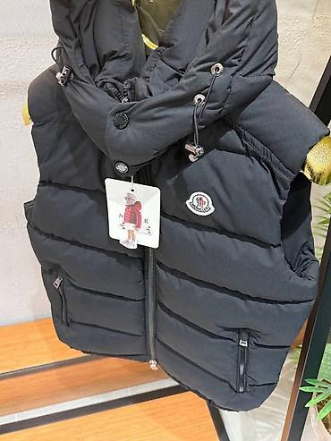 moncler replika: Muski prsluci samo u crnoj boji
S M L XL XXL
Cena 4100 dinara👔 — 1