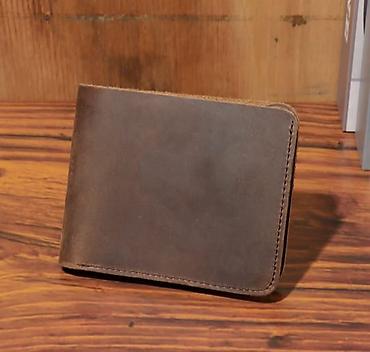 пиджак: Кожаный мужской бумажник (bifold), коричневый. - Материал — 2