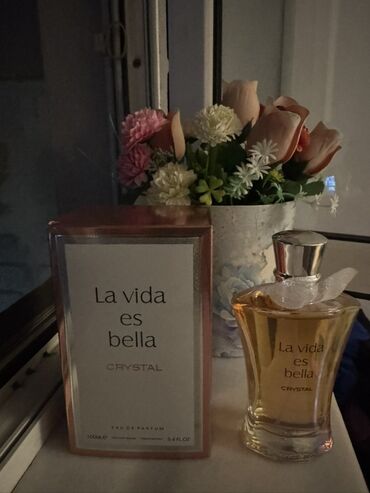 Şüşə butulkada təqdim olunan, "La vida es bella CRYSTAL" adlı qadın