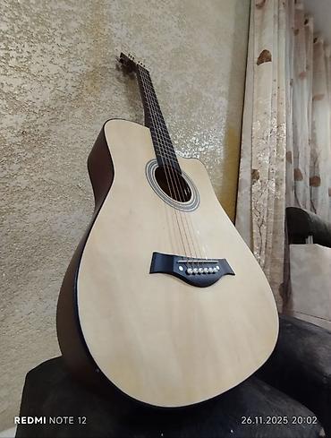 Гитары: Акустическая гитара с вырезом (cutaway), форма корпуса Dreadnought — 9