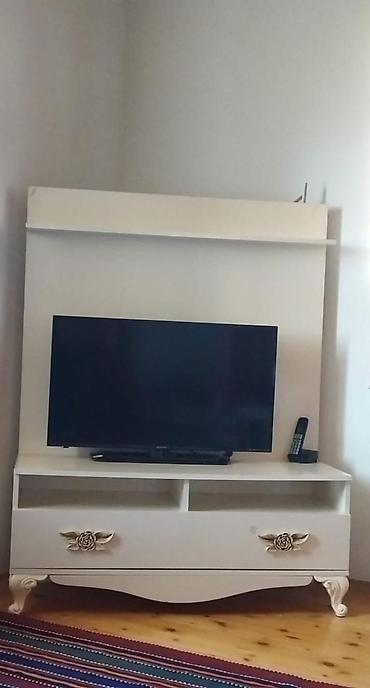 işlənmiş laminat: İşlənmiş, Düz TV altlığı, Polkalı, Laminat — 1