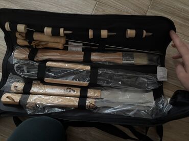 hansgrohe talis s: Set pribora za roštilj sa drvenim drškama, smešten u crnoj torbici za