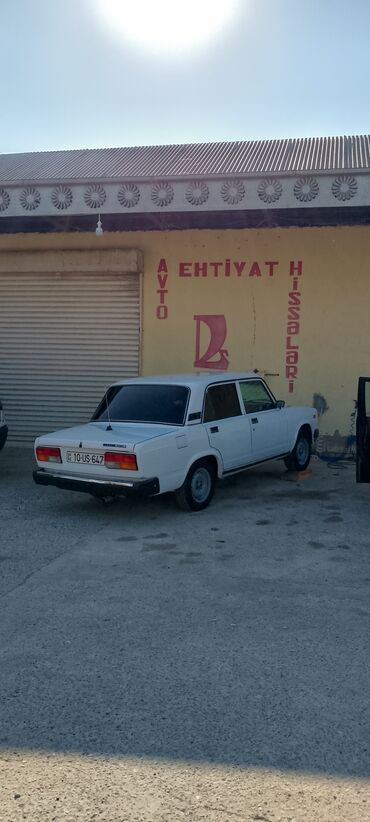 VAZ (LADA): LADA 2107 sedan – klassik ağ rəngli, 4 qapılı, arxa ötürücülü model — 3