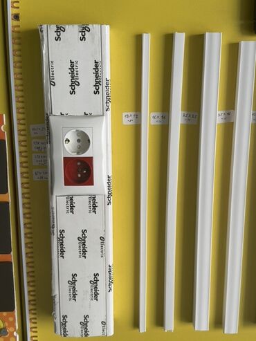 ик удлинитель: Şnurlar üçün nəzərdə tutulmuş elektrik rozetkası və kabel kanalları