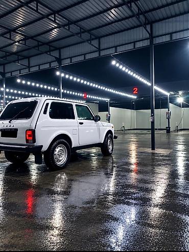 niva oluxanasi: LADA Niva 4x4, ağ rəngli, 3 qapılı SUV. Texniki və dizayn — 2