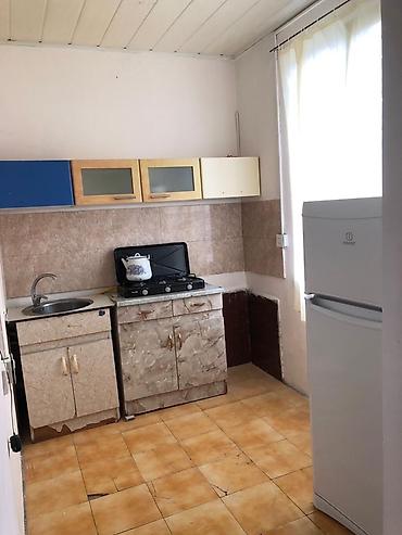 Квартиры: 6mkr., Nəsimi metrosunun yanında 5/3, 1 otaqlı ev kirayə verilir. Evdə — 2