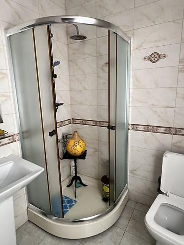 Santexnika: Duş kabini – yarımdairə forması, sürüşən qapılarla - Ölçü: təxmini — 2