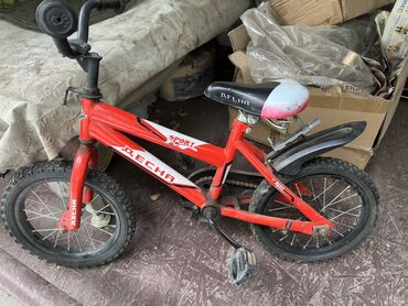 детский атракцион: Велосипед детский 
Заднее шина спущена, за 2.500 т сом