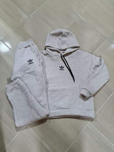 Gornji i donji deo: Termo zenske trenerke
S M L XL XXL
2600 na seriju 3000 na komad — 6