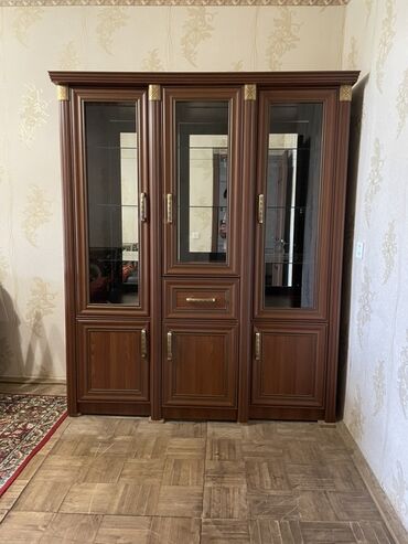 Polo köynəklər: Açılan, 3 qapılı Düz dolab, Qorka