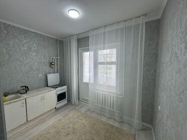 срочно продаётся 1 комнатная квартира в районе ошского рынка по улице кенсуйская: 1 бөлмө, 41 кв. м, 106-серия, 8 кабат, Евроремонт