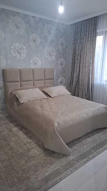 Двуспальные кровати: Кровать с мягким изголовьем, обтянутым тканью, состоящим из отдельных — 4