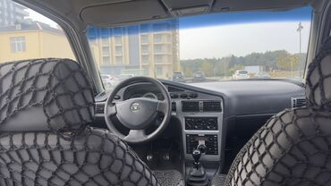 Daewoo: Daewoo Nexia sedanı - Kuzov: 4 qapılı sedan, açıq gümüş rəng - Nömrə — 9