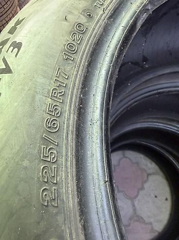 шины бу зимние: 225/65/17 4 шт комплект в идеальном состоянии фирма Bridgestone — 4