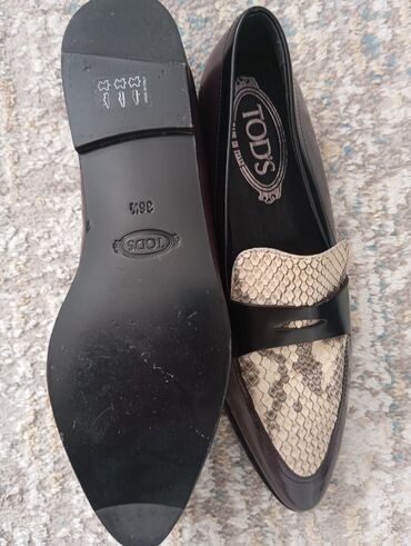 Çəkmələr: TOD'S brendinin boz rəngli qadın loaferləri. Ayaqqabılar həm gündəlik