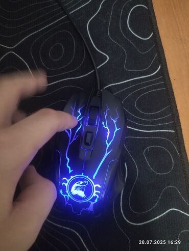 компьютерные мыши epicgear: Проводная игровая мышь с оригинальным дизайном в виде молний и