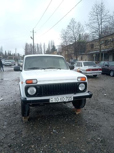 suzuki grand vitara nece masindir: LADA Niva (3 qapılı) ağ rəngli off-road SUV - Kuzov: 3 qapı, qısa — 3