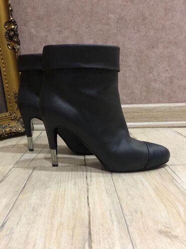 yun qadın şap şapları: Qadın botları Chanel, original, 40– boz rengi, yumşaq dəri, yaxşı