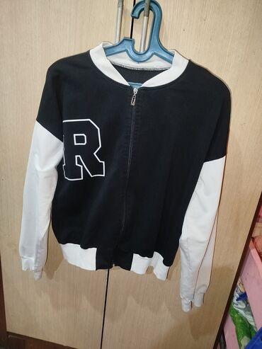 женские рубашки обманки: Qara-ağ rəngli fermuarlı svitşot/jaket. - Ön hissədə böyük “R” hərfi