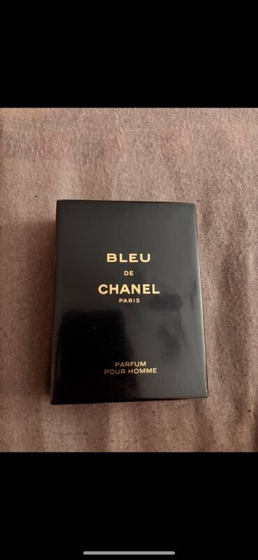 uni c: Chanel Bleu de Chanel kişi ətri, tünd rəngli qablaşdırmada təqdim
