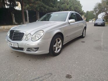 Mercedes-Benz: Mercedes-Benz E-Class (W211) sedan - Gümüş rəng, 4 qapı, klassik — 3