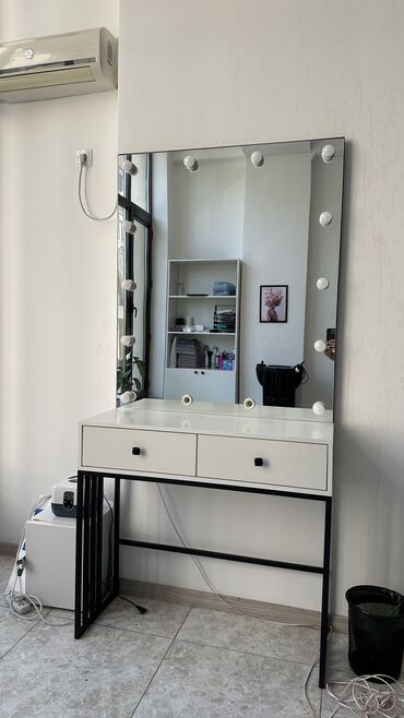 Другое оборудование для салонов красоты: Продается визажный стол Состояние отличное из дорогого материала