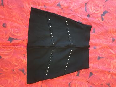 Dəstlər, kostyumlar: Qadın üçlü dəst – qara rəngdə, ağ kvadrat naxışlı. - Dəst: uzun -da lalafo.az — 12 Dəstlər, kostyumlar: Qadın üçlü dəst – qara rəngdə, ağ kvadrat naxışlı. - Dəst: uzun — 12