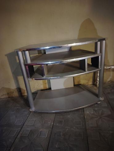 arxa polka: Gümüşü rəngdə künc tipli TV stendi / media konsolu. - Forma: ön — 2