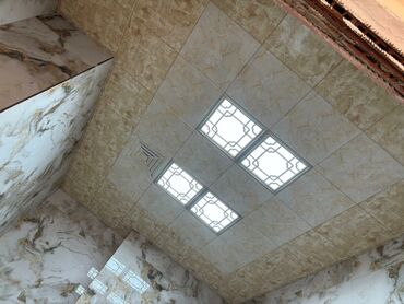 снежок декоративная штукатурка: Mərmər naxışlı divar və tavan kafel örtüyü ilə hamam/tualet üçün tam