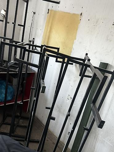 Оборудование для магазинов: Metal konstruksiyalı, qara rəngli paltar asılqanı. Bu mərtəbəüstü — 3
