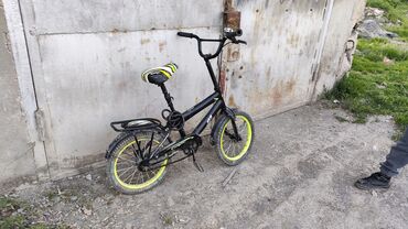 детский велесипет: Продаю детский велосипед. Удлиненные трубы на руле и сидушке для