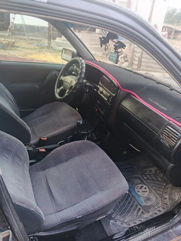 автомобили пасат: Volkswagen Vento: 1993 г., Механика, Седан