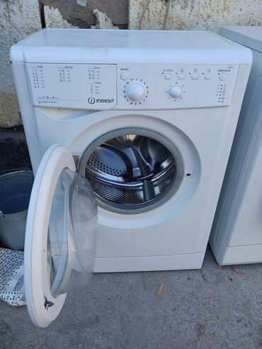сдам стиральную машину на запчасти: Стиральная машина Indesit, Б/у, Автомат, До 5 кг, Компактная