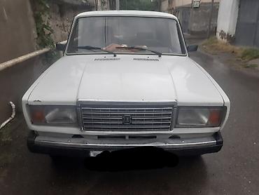 vaz 2107 ehtiyat hissələri: VAZ 2107 sedan – klassik ağ rəngdə, 4 qapılı kuzov. Arxa ötürücülü — 4