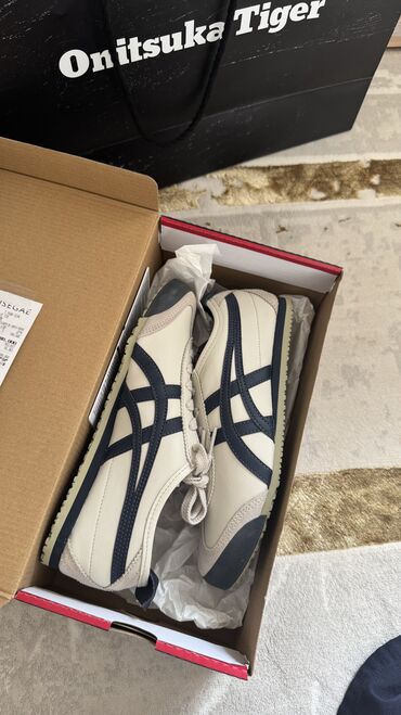 жорданы кроссовки: Мужские кроссовки, 35, Asics, Новый, цвет - Белый, Платная доставка, Самовывоз, Бесплатная доставка