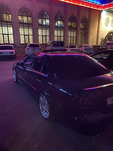 mercedes sekilleri: Mercedes-Benz E‑Class (W211) sedan – qara rəng, AMG üslublu eksteryer — 4