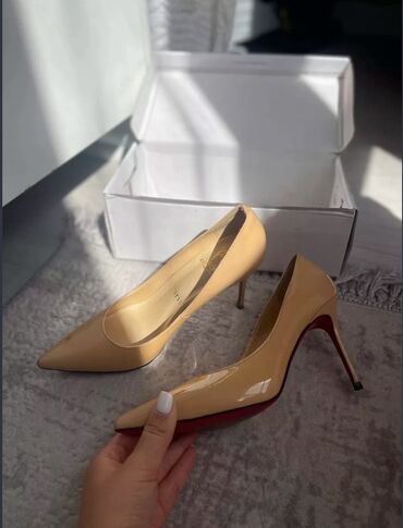 туфли на шпильках: Туфли, 35, Christian Louboutin, Б/у, цвет - Бежевый, Самовывоз