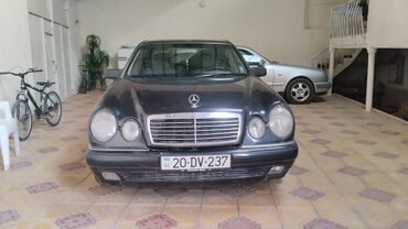 mercedes şarlotta: Mercedes-Benz E 230: 2.3 l | 1997 il Sedan