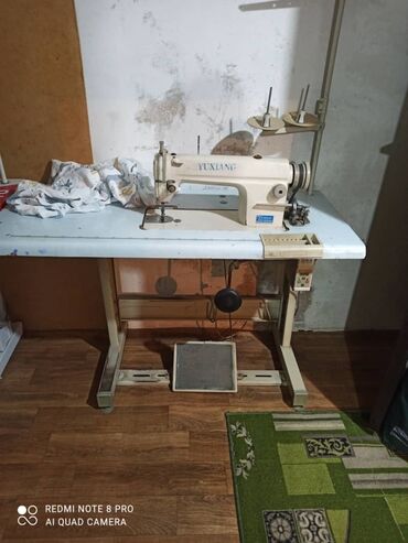 швейные оборудования: Промышленный швейный комплект: прямострочная машина + 4‑ниточный