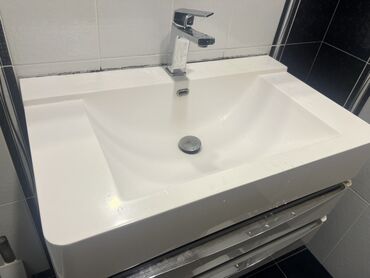 Divar kağızları: Vanna otağı üçün asma lavabolu mebel dəsti İşlənmiş olmasına