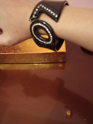 Bilərziklər: 2 manat qolbaq sırğa boyunbağı 
ünvan Bakı sağlamlıq mərkəzi — 3