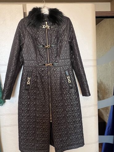 Paltolar: Qadın uzun pambıq içlikli, kapitone naxışlı palto. - Rəng: tünd