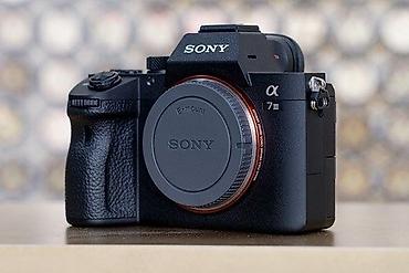 iphone 11 qara: Sony Alpha a7 III (ILCE-7M3) tam kadr (Full-Frame) güzgüsüz fotoaparat — 1