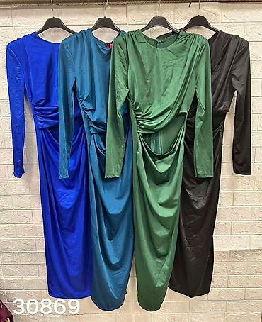 pevacica mirna: Elegantna midi haljina sa drapiranim detaljima i izrezom na struku — 4