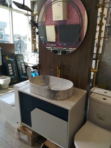 азиатский унитаз: Mərmər naxışlı oval lavabo ilə təchiz edilmiş bu müasir vanna otağı