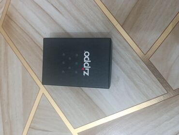 Digər aksesuarlar: Zippo brendinin orijinal qutusu. Qara rəngli, kompak tərtibatda