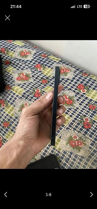 Apple iPhone: Смартфон с плоскими гранями и темно‑синим/черным корпусом. На левом — 3